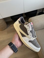 Air Jordan 1 Travis Scotts Air Jordan 1 Low Reverse Mocha photo review