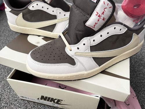 Air Jordan 1 Travis Scotts Air Jordan 1 Low Reverse Mocha photo review