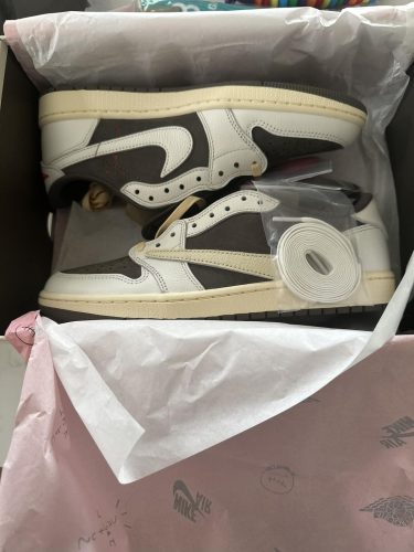 Air Jordan 1 Travis Scotts Air Jordan 1 Low Reverse Mocha photo review